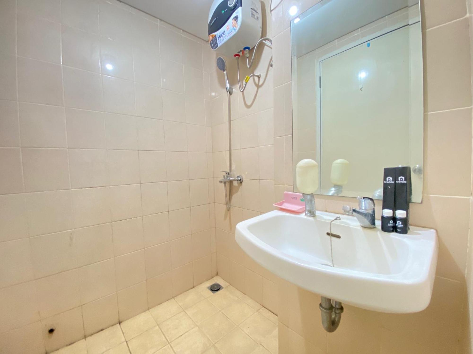 Apartemen Relaxing 1br At Parahyangan Near Parahyangan By Travelio Bandung